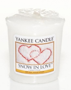 Yankee Candle Snow in Love Votivní svíčka 49 g