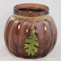 Skleněný svícen s jutovým provázkem a dekorativním dřevěným listem